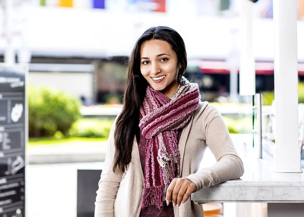 Ung kvinna i en galleria — Stockfoto