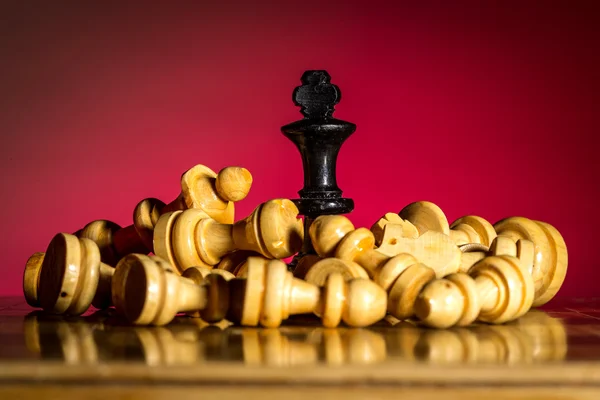 Schwarz-gelbe Schachfiguren — Stockfoto