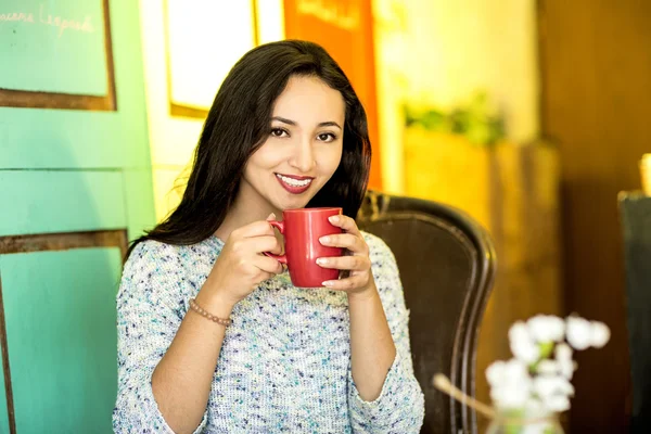 Junge Frau mit einer Tasse Kaffee am Morgen — Stockfoto
