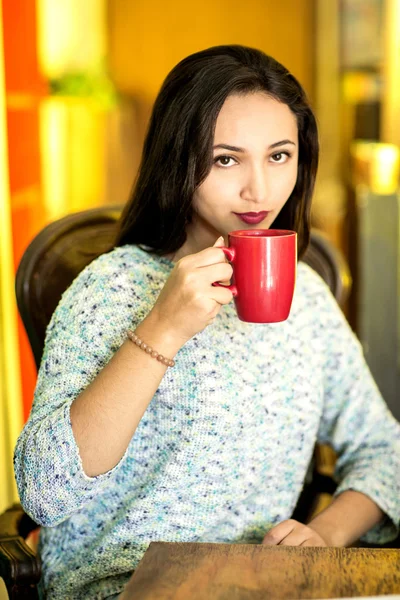 Junge Frau mit einer Tasse Kaffee am Morgen — Stockfoto