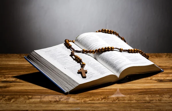 Holy Bible and Rosary — Stock Photo, Image