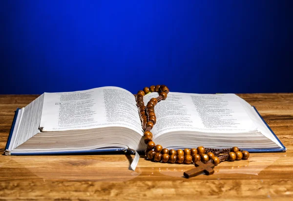 거룩 한 성경 과 묵주 — 스톡 사진