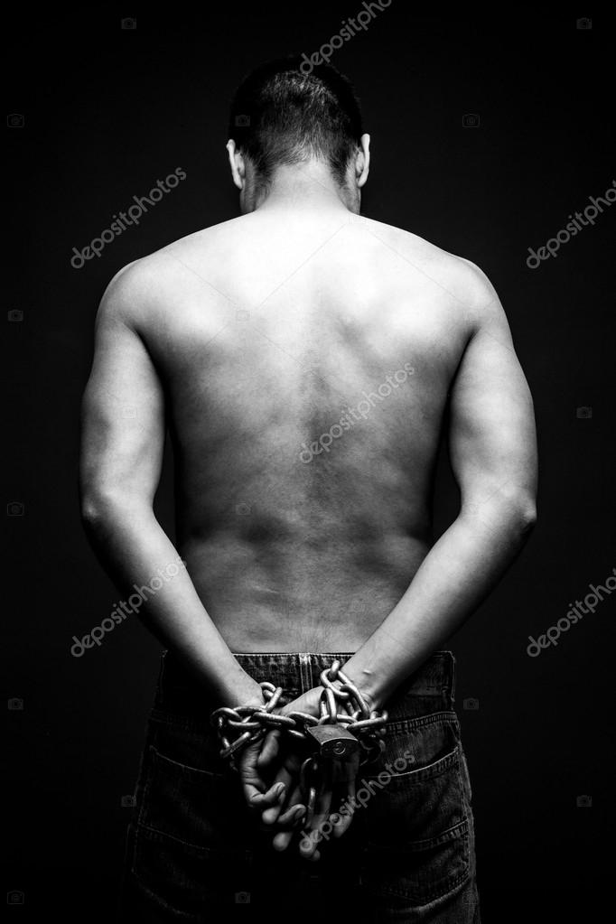 связанные парни наручниками. заковали в наручники. мужчина со связанными руками. мужские руки в наручниках. парень прикованный к кровати.