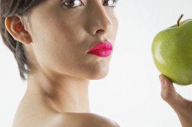 Yeşil elma ile güzel bir genç kadın