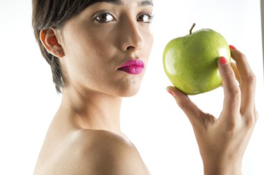 Yeşil elma ile güzel bir genç kadın