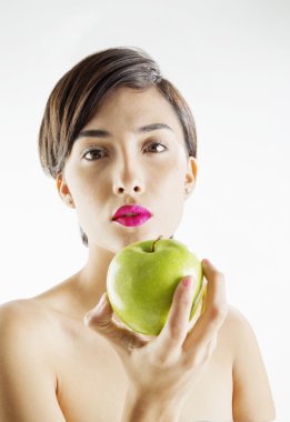 Yeşil elma ile güzel bir genç kadın