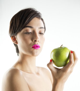 Yeşil elma ile güzel bir genç kadın