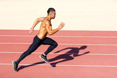 Genç kaslı adam bir parça karşılamak başlatmaya hazır.