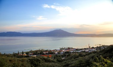 Dağlar göl kıyısındaki görünümünü