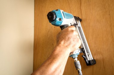 Çalışan erkeğin marangoz