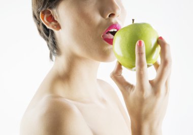 Yeşil elma ile güzel bir genç kadın