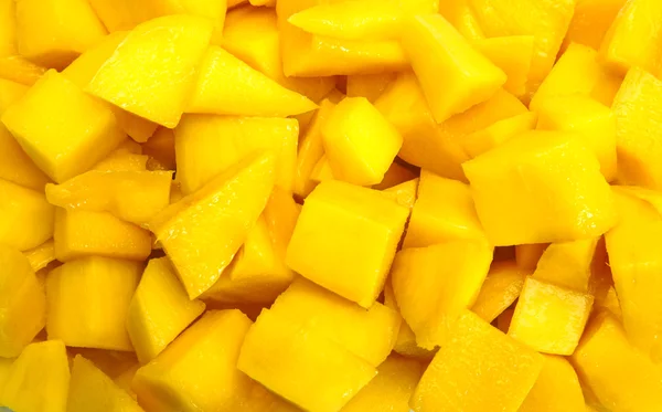 Mango in blokjes gesneden op de huid close-up vierkante samenstelling — Stockfoto