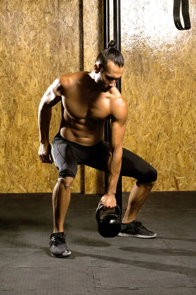 Jonge gespierde man in gym — Stockfoto