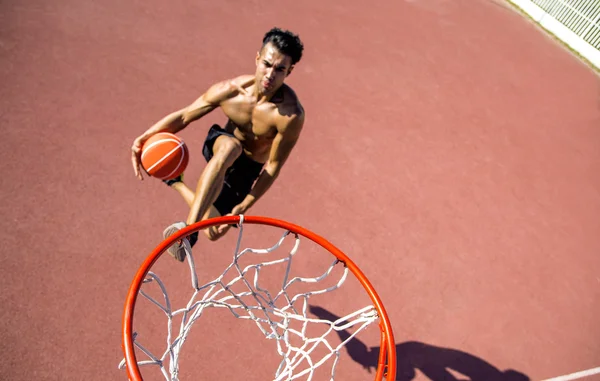 Man playing basketball outdoors — Stock Photo, Image