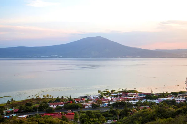 Vista de las montañas a orillas del lago — Foto de Stock