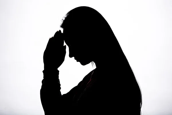 Женщина молится силуэт — стоковое фото