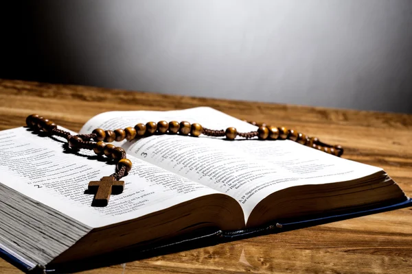 Santa Biblia y rosario — Foto de Stock