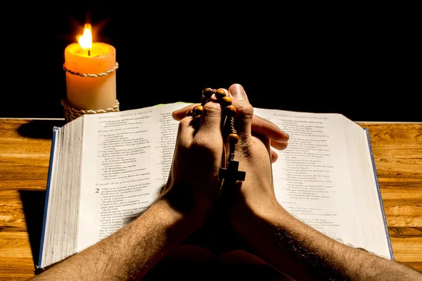 Santa Biblia y rosario — Foto de Stock