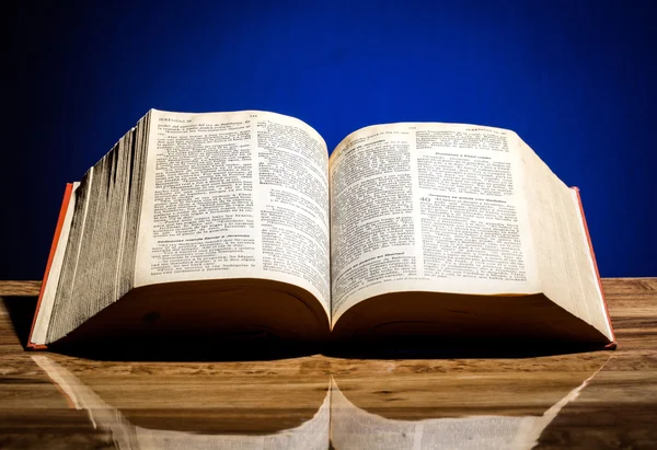 Heilige Bibel und Rosenkranz — Stockfoto