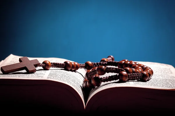 Библия и четки — стоковое фото