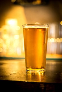 Karanlık bir barda bir bardak light bira..