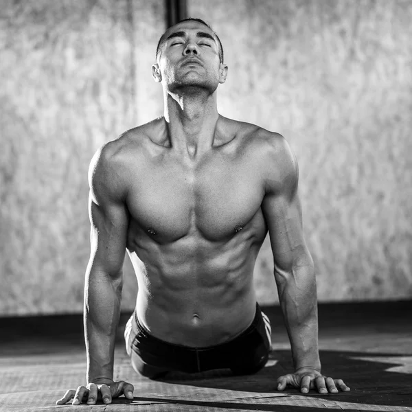 Giovane uomo muscoloso in palestra — Foto Stock