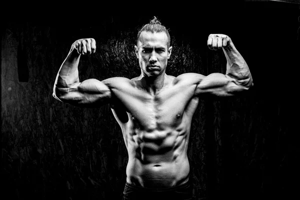 Giovane uomo muscoloso in palestra — Foto Stock