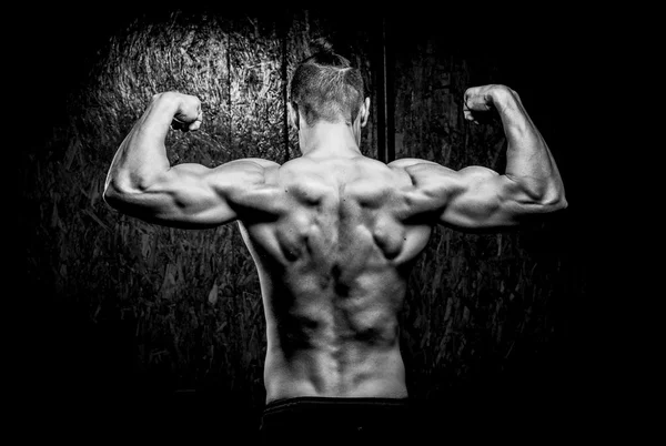 Jovem homem musculoso no ginásio — Fotografia de Stock