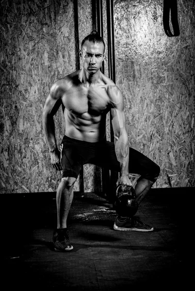 Jovem homem musculoso no ginásio — Fotografia de Stock