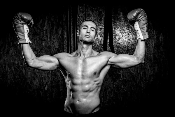 Ung muskulös man i gym — Stockfoto