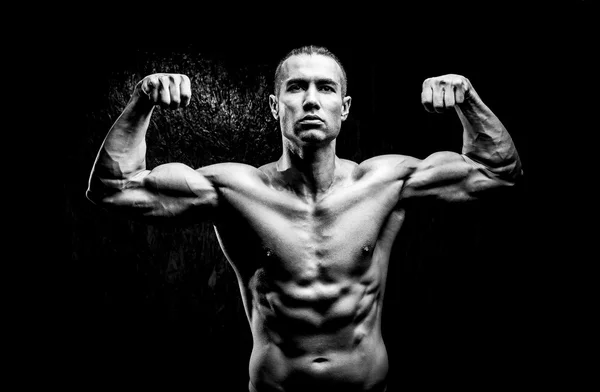 Młody człowiek mięśni w siłowni — Zdjęcie stockowe