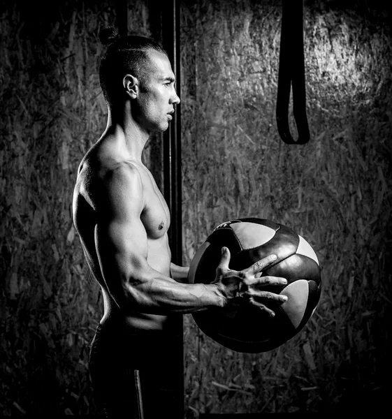 Jonge gespierde man in gym — Stockfoto