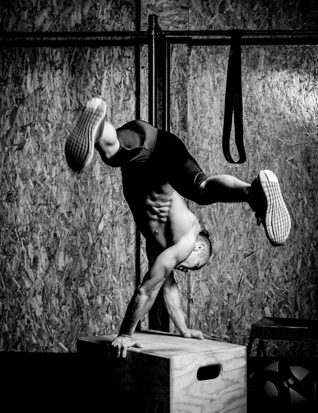 Joven musculoso en gimnasio — Foto de Stock