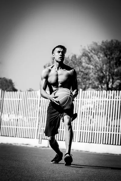 bir basketbol oyuncusu