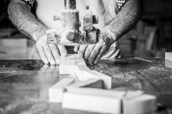 Mãos de homem trabalhando — Fotografia de Stock