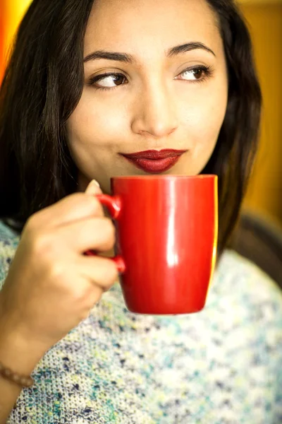 Junge Frau mit einer Tasse Kaffee am Morgen — Stockfoto