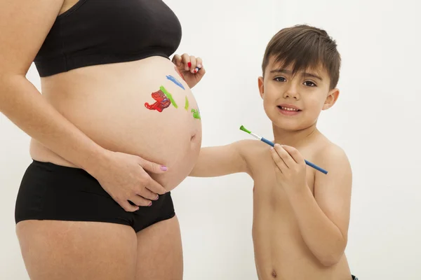 Gelukkig zwangere vrouw met haar kind — Stockfoto