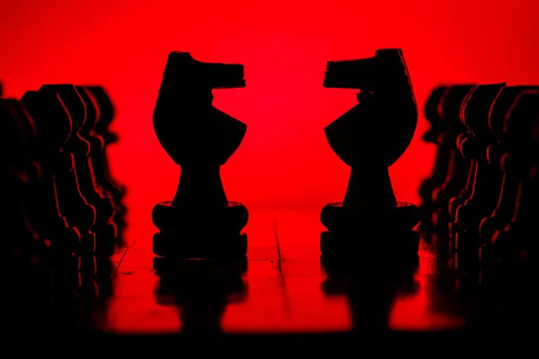 Schachfiguren und Spielbrett in Nahaufnahme — Stockfoto