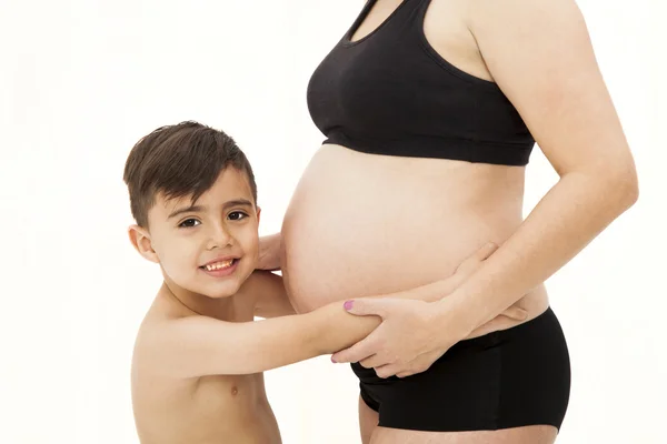 Glad gravid kvinna med sitt barn — Stockfoto