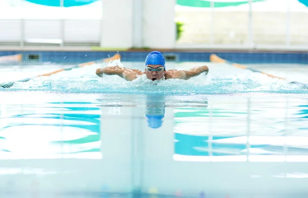 Junger Sportler mit Schmetterling-Schwimmtechnik. — Stockfoto