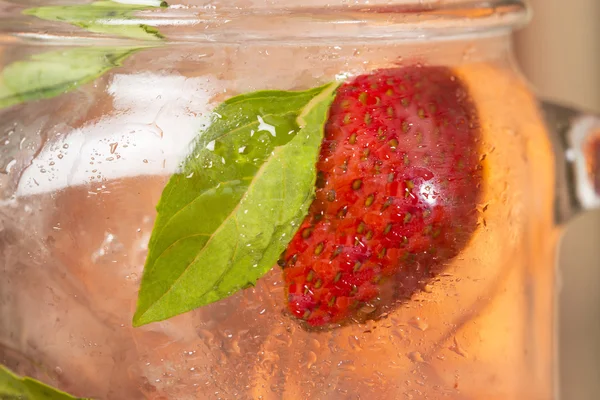 Infusión de agua de frutas frescas y cítricos . —  Fotos de Stock