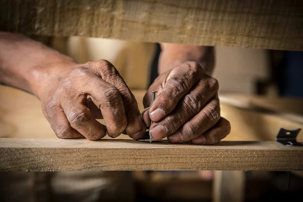 Mãos de homem trabalhando — Fotografia de Stock