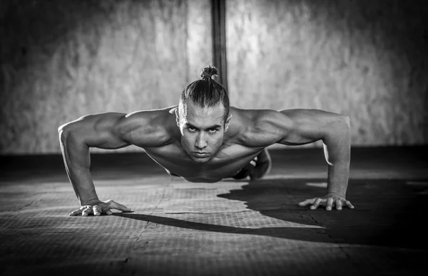 Jonge gespierde man in gym — Stockfoto