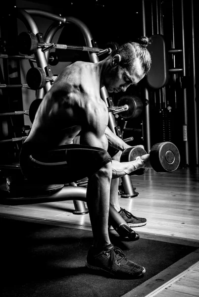 Młody człowiek mięśni w siłowni — Zdjęcie stockowe