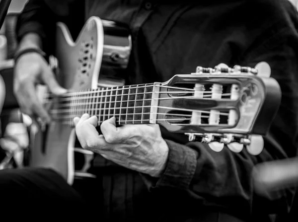 Hands of man playing guitar — Stock Photo, Image