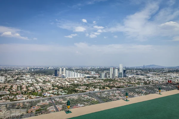 Große und geräumige Gebäude — Stockfoto