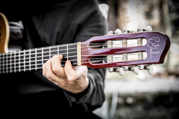 Ręce człowieka gry na gitarze — Zdjęcie stockowe