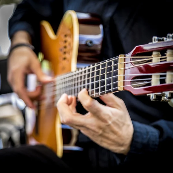 Mãos de homem tocando guitarra — Fotografia de Stock