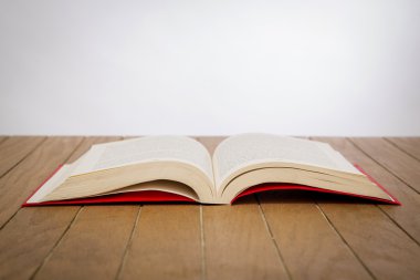 Ahşap masa üzerinde renkli kitaplar