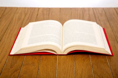 Ahşap masa üzerinde renkli kitaplar
